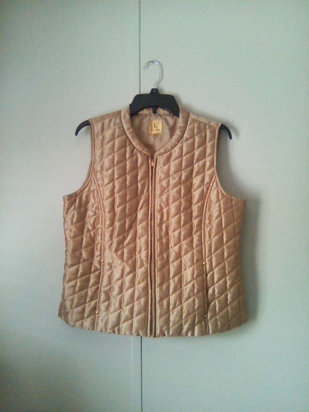 Kasper Quilted Sleeveless Vest in Champagne